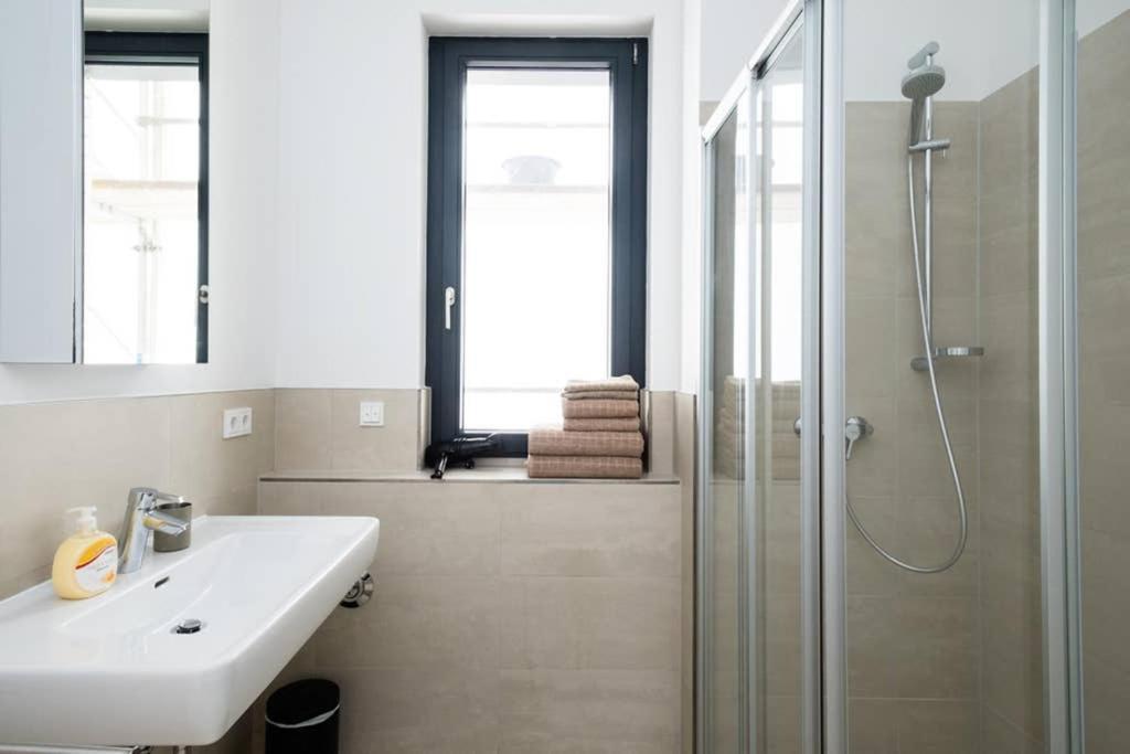 2 Bedroom Mauerpark-apartment, Mitte View Calendar Appartement