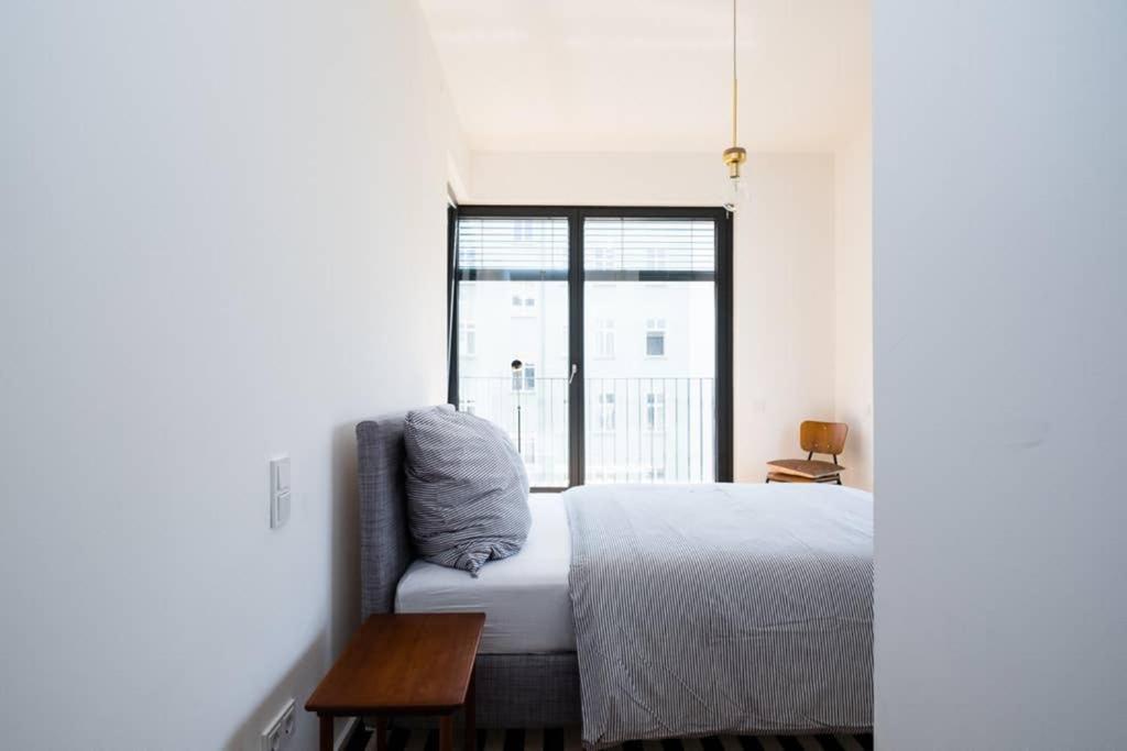 2 Bedroom Mauerpark-apartment, Mitte View Calendar Appartement