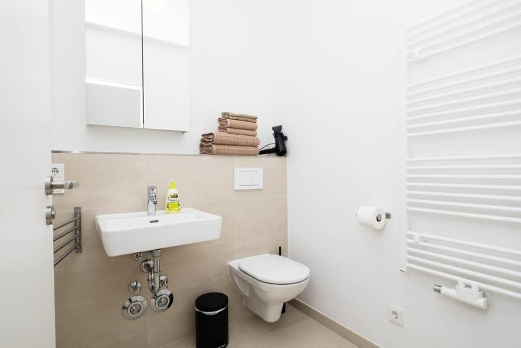 2 Bedroom Mauerpark-apartment, Mitte View Calendar