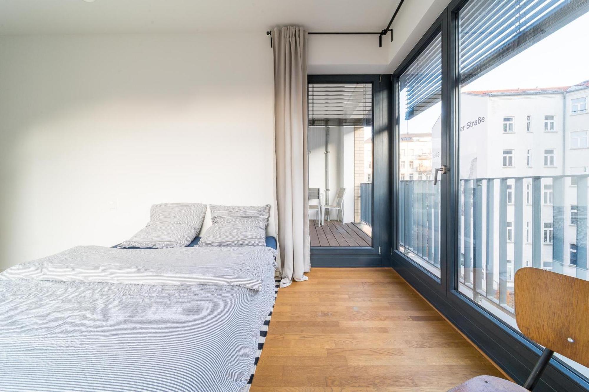 2 Bedroom Mauerpark-apartment, Mitte View Calendar Berlijn